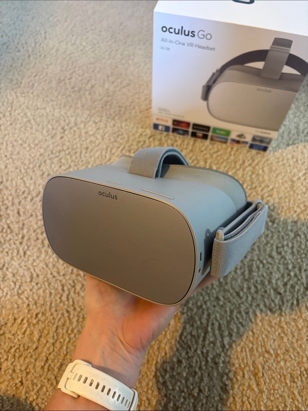 Oculus Go All-in-One VR Headset - Light Gray - Picture 4 of 5